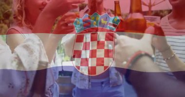 Açık hava kutlamalarında bardakları tokuşturarak Hırvat bayrağı animasyonuyla örtüşüyor. Tost, olay, toplanma, içki, şenlik, kültür