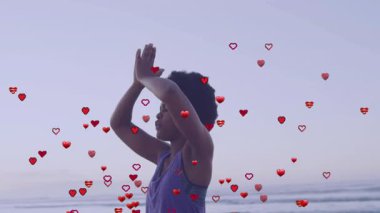 Sahilde yoga pratiği yapmak, kalp animasyonu sahnesi olan biri. Rahatlama, meditasyon, sağlık, sükunet, sakinlik, egzersiz.