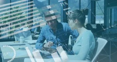 Ofiste, çalışma alanını kaplayan veri analizi animasyonuyla iş toplantısı. takım çalışması, işbirliği, yenilik, strateji, dijital, profesyonel