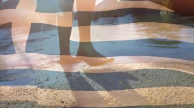 Suda yürümek, ayaklar Yunan bayrağıyla kaplanmış animasyonda. Vatanseverlik, ulusal semboller, seyahat, kültür, miras, turizm