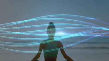 Sahilde meditasyon yapan, kıvrımlı mavi ışık yollarıyla çevrili biri animasyon yapıyor. Meditasyon, sükunet, farkındalık, dinginlik, rahatlama, maneviyat