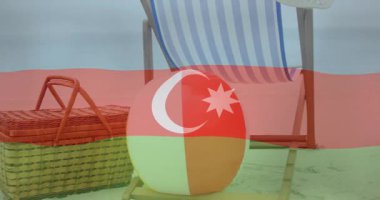 Renkli plaj sandalyeleri ve hasır şapkayla kaplanmış Azerbaycan bayrağı. Seyahat, tatil, dinlenme, turizm, boş zaman, yaz tatili.