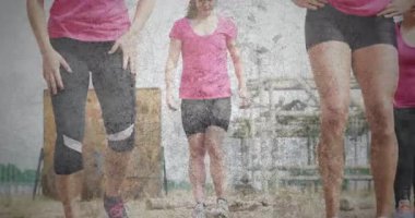 Pembe gömlekli kadınlar çatlak toprak dokusu animasyonu üzerinde egzersiz yapıyorlar. Fitness, egzersiz, çevre, kuraklık, iklim, çalışma