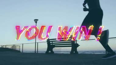 You WIN animasyonuyla siluetli koşucu! Canlı günbatımı renklerinde metin. Zafer, başarı, atletizm, motivasyon, kutlama