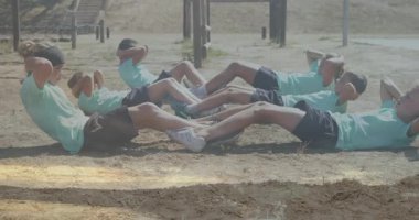 Güneşli bir günde arka planda animasyonla mekik çeken sporcular. Spor, egzersiz, takım çalışması, spor, eğitim, sağlık