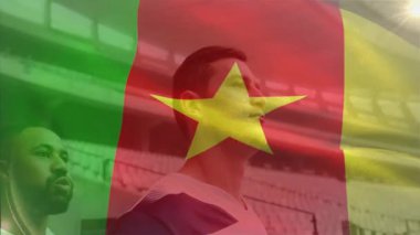 Stadyumda duran rugby oyuncularının arka planında Kamerun bayrağı animasyonu var. Sporcular, takım çalışması, rekabet, spor, birlik, ulusal bayrak