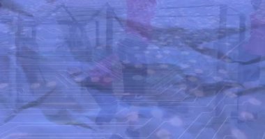 Şehir manzarasını mavi tonlarla kaplayan soyut devre modelinin animasyonu. Teknoloji, dijital, ağ, gelecekçi, şehir manzarası, elektronik