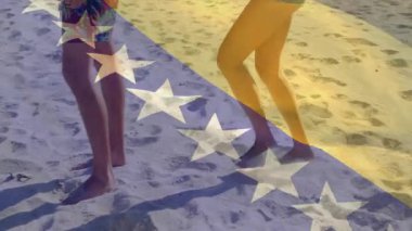 Plajda Bosna-Hersek bayrağı kaplanmış bir çiftin canlandırması. Tatil, seyahat, vatanseverlik, romantizm, deniz kenarı, tatil