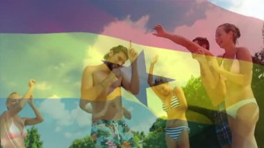 Gana bayrağı animasyon örtüsüyle, mayo giyen arkadaşlar açık havada dinleniyor. Tatil, yaz, yoldaşlık, arkadaşlık, boş zaman, havuz başı