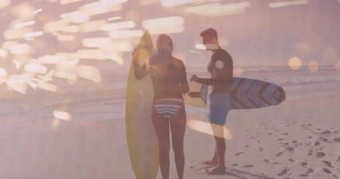 Sahilde sörfçüler, parlak ışık efektlerinin animasyonunun tadını çıkarıyorlar. Sörf, günbatımı, dalgalar, yaz, kıyı şeridi, su sporları