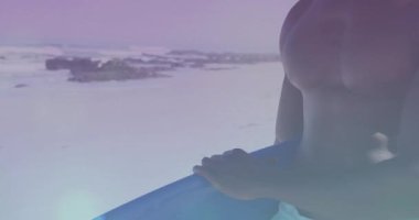 Plajda duran, mor animasyon aydınlatma efektiyle vurgulanmış kaslı insan. Fitness, power, digital, siluet, atletik, parlayan