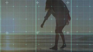 Sahilde, şebeke kaplamalı insan silueti, veri analizi animasyonunu öneriyor. Teknoloji, yenilik, analitik, dijital, fütüristik, ağ