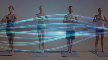 Sahilde yoga yapan insanlar üzerinde mavi ışık izi olan animasyon yapıyorlar. Meditasyon, rahatlama, dijital, sağlık, açık hava, fitness