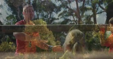 El sallayan çocuk pencere animasyonunda ağaçların ve çalıların yansımasını görüyor. Doğa, yeşillik, çocukluk, hayal gücü