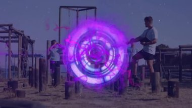 Açık havada egzersiz yapan insanlar, parlak mor dairesel animasyonlarla çevrili. Fitness, egzersiz, dijital, holografik, egzersiz, fütüristik