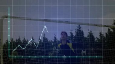 Bulutlu arka planı olan insanlar üzerinde grafik çizgisi animasyonu. Veri, analitik, büyüme, iş, teknoloji, strateji