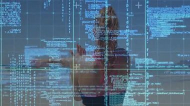 Sahilde dijital kodu ve verisi animasyonla örtüşen bir kadın. Teknoloji, fütüristik, yenilik, sanal, siber uzay, ikili