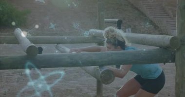 Parlayan sembollerin dijital animasyon örtüsüyle engelli parkurda gezinen bir kadın. Teknoloji, sanal, artırılmış, oyun, simülasyon, yenilik