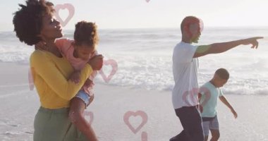 Sahilde yürümek, aile kalp animasyonlarıyla çevrili, birlikte vakit geçirmek. Beraberlik, kaynaşma, boş zaman, açık hava, kum, yaz