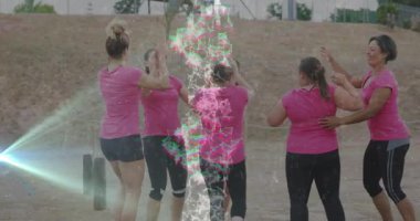 Pembe tişörtlü kadınlar dışarıda renkli dijital animasyonlarla kutlama yapıyorlar. Kutlama, çeşitlilik, birlik, mutluluk, coşku, takım çalışması