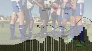 Kadın futbolcular veri analizi animasyonlarıyla el sıkışıyor. Takım çalışması, sportmenlik, teknoloji, rekabet, atlet, kadın sporu