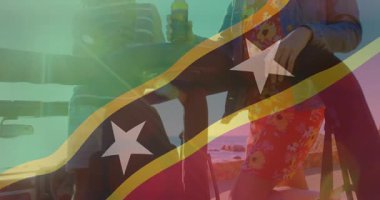 Sahilde, renkli bayrak animasyonlarıyla dolu içkileri tutan iki kişi. Tatil, rahatlama, tropikal, yaz, boş zaman, kutlama