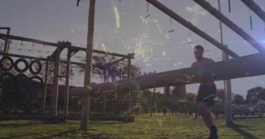 Engel parkurunda, dijital ağ animasyonu olan bir adam açık havada geziniyor. Teknoloji, yenilik, fitness, eğitim, hareket, bağlantı