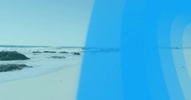 Sahilde yürümek, mavi dalga animasyonu olan insanlar, okyanus manzarasının tadını çıkarıyorlar. deniz manzarası, tatil, rahatlama, manzara, boş zaman, kıyı