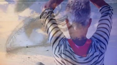 Sahilde yoga yapmak, dingin okyanusla ve gökyüzü animasyonuyla yüzleşen biri. Sağlık, meditasyon, fitness, zen, uyum, farkındalık