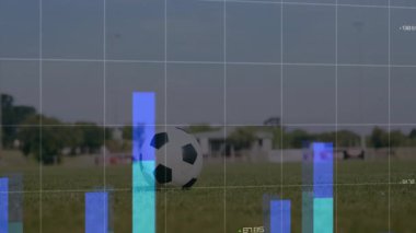 Dünya haritası ve veri ile sahada koşan futbolcu animasyonu üstüste koyar. Spor, atlet, teknoloji, küresel, dijital