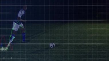 Futbolcu sahada veri grafiği animasyonuyla topa vuruyor. analitik, spor, teknoloji, performans, atlet, istatistik