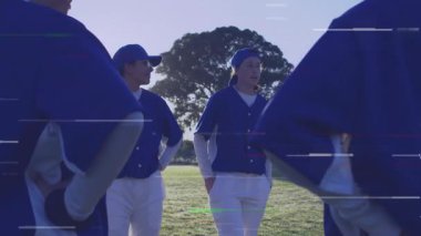 Mavi üniformalar giyiyorlar, beyzbol takımı çimenlik alanda yan yana duruyor. Spor, birlik, sporcular, yarışma