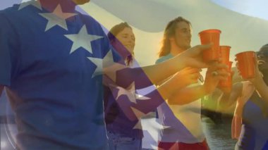 Bir grup arkadaş, Amerikan bayrağı animasyonunda kırmızı bardaklarla kadeh kaldırıyor. Vatanseverlik, kutlama, arkadaşlık, parti, birlik, şenlik