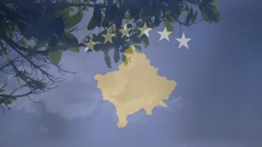 Yıldızlı ve haritalı Kosova bayrağına, siluet animasyonlu insanlara bakıyorum. Vatanseverlik, milliyet, sembolizm, birlik, gurur, ulusal