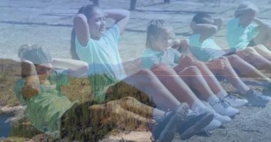 Açık havada egzersiz yapmak, çocuklar animasyon tarzında manzaranın tadını çıkarıyorlar. Macera, doğa, yürüyüş, vahşi doğa, keşif, eğlence.