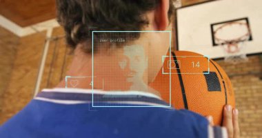 Basketbolu tutan, veri ve grafiklerin animasyonunu izleyen kişi. Teknoloji, spor, yenilik, veri analizi, görselleştirme, atlet