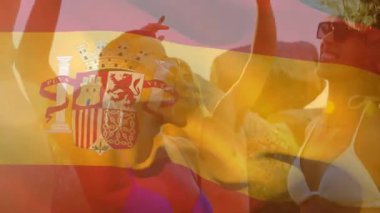İspanyol bayrağı animasyonlarıyla dans etmek, insanların neşeli bir atmosfer yaratması. Festival, kutlama, vatanseverlik, gelenek, kültür, eğlence
