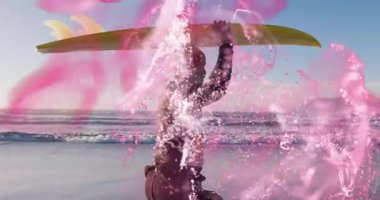 Plajda pembe soyut animasyon kaplamalı sörf tahtası taşıyan bir sörfçü. Sörf, dijital, grafik, yaz, okyanus, dalga