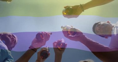 Kutlama için şişe kaldırma, renkli çizgili animasyon örtüsü altındaki insanlar. Parti, şenlik, tezahürat, dostluk, coşku, neşe