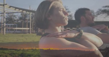 Açık havada egzersiz yaparken, arka planda günbatımı animasyonu olan iki kişi. Spor, egzersiz, koşu, egzersiz, sağlık, koşu.