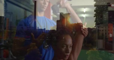 Spor salonunda ağırlık kaldırmak, gün batımında şehir manzarasıyla egzersiz yapan bir kadın. Fitness, egzersiz, güç, egzersiz, şehir, atlet