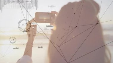 Akıllı telefonla fotoğraf çekmek, animasyonla ağ bağlantılarını yakalamak. Teknoloji, dijital, iletişim, yenilik, bağlantı, sanal