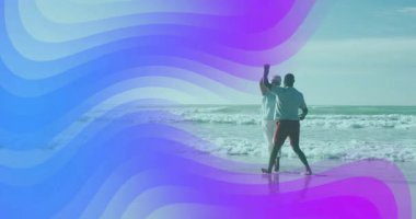 Sahilde renkli dalga animasyonlarıyla neşeyle dans eden yaşlı çift. Son sınıflar, eğlence, romantizm