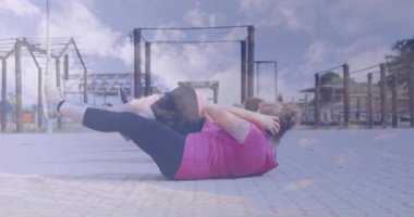 Açık havada egzersiz yapan, gökyüzü animasyonlu kadınlar sakin bir atmosfer yaratıyorlar. Zindelik, sağlık, doğa, sükunet, rahatlama, egzersiz