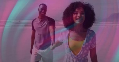 Renkli bir animasyonla kumsalda el ele yürüyen gülümseyen çift. Romantik, tatil, ilişki, günbatımı, açık hava, gezinti