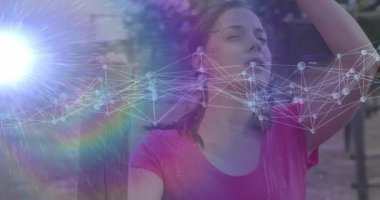 Dijital animasyonla etkileşim, pembe tişörtlü, dışarıdaki bağlantıları olan bir kadın. Teknoloji, etkileşim, ağ oluşturma, yaratıcı, yenilik
