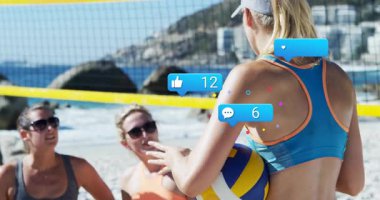 Plaj voleybolu oynayan, sosyal medya bilgilendirmelerinin animasyonunu yapan kadınlar. Spor, takım çalışması, dijital, ağ oluşturma