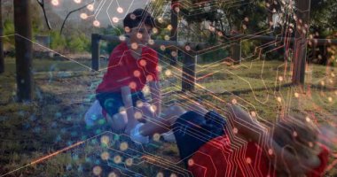 Açık havada oynamak, devre kartı animasyonu olan çocuklar park ortamında oynuyorlar. Teknoloji, yenilik, gelecek, oyun alanı, keşif, hayal gücü.