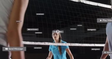 Voleybol oynuyoruz, iki kişi okulda sosyal medya bildirimlerini canlandırıyor. Spor, takım çalışması, rekabet, arkadaşlık, teknoloji, etkileşim