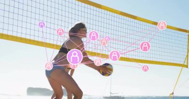 Plaj voleybolu oynayan, sosyal ağ animasyonu olan kadınlar internete yüklendi. Spor, fitness, takım çalışması, sporcu kadınlar, yaz, açık hava